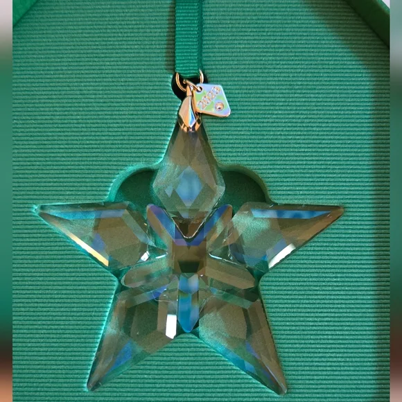 Swarovski Crystal Snowflake Set in Green Cases - Picture 2 of 4